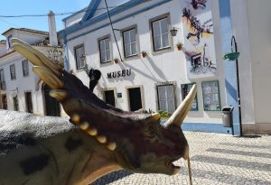 Os dinossauros «invadem» a Lourinhã!