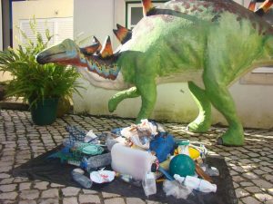 Limpeza de praia numa visita Guiada do Museu da Lourinhã